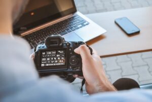 Fotografia reklamowa – przyciągnięcie uwagi klientów na sklepowych półkach